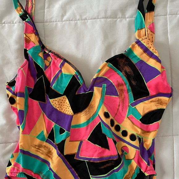 ‼️SOLD ‼️ Retro 80s Hi-thigh Geometric Swimsuit - Picture 9 of 14